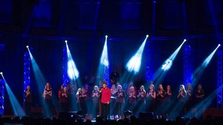 Der Jugend-Gospelchor PraiSing und die Band der KisSingers geben am Freitag, 21. April, ein Konzert im Max-Littmann-Saal in Bad Kissingen.  Foto: Michael Nöth