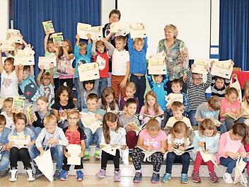 Die Kinder konnten es kaum erwarten, mit dem Lesen anzufangen. Foto: Johanna Blum