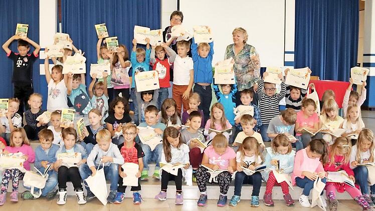 Die Kinder konnten es kaum erwarten, mit dem Lesen anzufangen. Foto: Johanna Blum