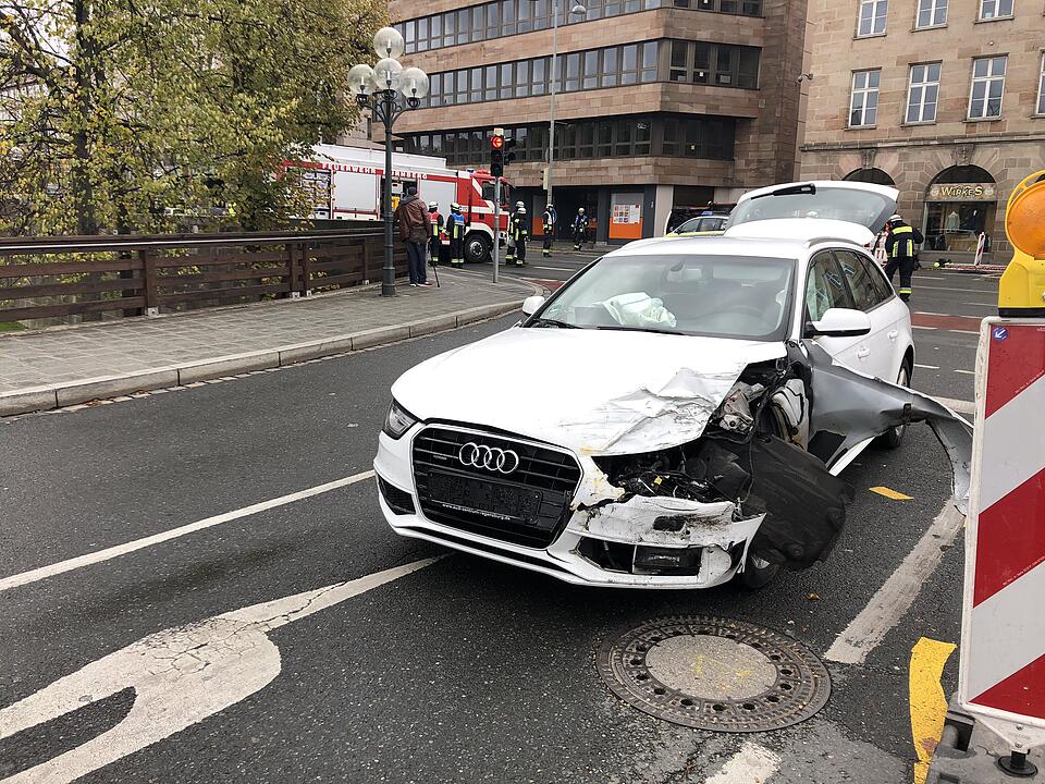 Feuerwehrwagen auf Einsatzfahrt verunglückt