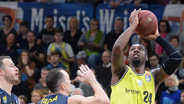 De'Mon Brooks gegen den Ex-Bamberger Karsten Tadda (Nummer 9). Foto: Peter Mularczyk