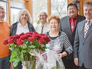 Viele Glückwünsche zur diamantenen Hochzeit bekam das Jubelpaar Agnes und Alfred Pfadenhauer in Posseck. Von links Kirchenpfleger Helmut Müller, Pater Helmut Haagen, Alfred Pfadenhauer, Agnes Pfadenhauer, Zweiter Bürgermeister Wolfgang Förtsch und Landratsstellvertreter Gerhard Wunder.  Foto: K.- H. Hofmann