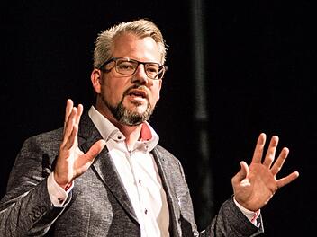 Plädiert für ein dialogfreudiges Theater: Coburgs Intendant Bernhard F. Loges begrüßte das Ensemble zu seiner zweiten Spielzeit am Landestheater.Foto: Jochen Berger