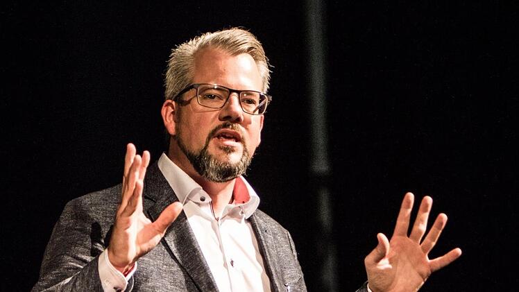 Plädiert für ein dialogfreudiges Theater: Coburgs Intendant Bernhard F. Loges begrüßte das Ensemble zu seiner zweiten Spielzeit am Landestheater.Foto: Jochen Berger