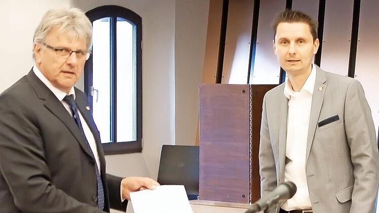 Der Vorsitzende kommt weiterhin aus der Stadt Baunach: Tobias Roppelt (rechts) wurde in der VG-Versammlung zum Nachfolger von Ekkehard Hojer gewählt, der sein Amt nach 18 Jahren abgab. Foto: Evelina Bayerlein