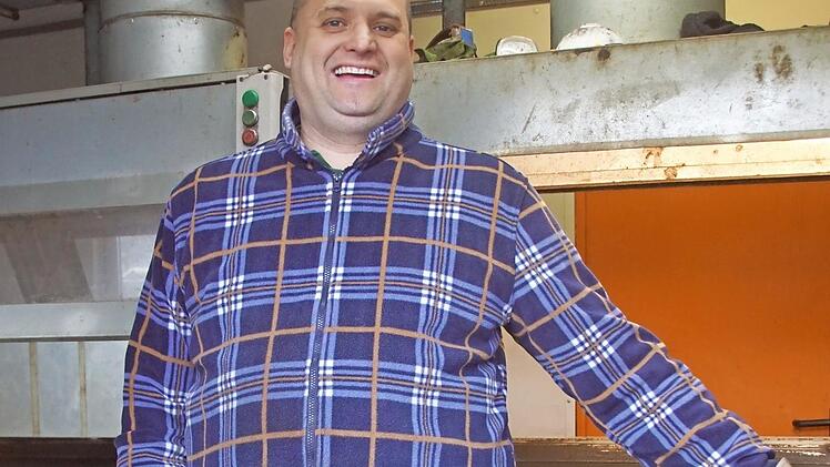 Der 42-jährige Mario Hornung ist stolz auf seinen inklusiven Arbeitsplatz auf der Sortierstation des Kompost- und Erdenwerkes Haßberge. Fotos: Sabine Weinbeer