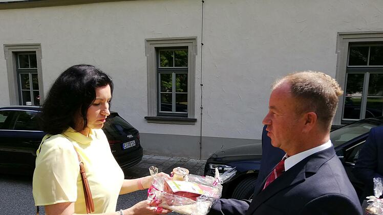 Rainer Waldvogel überreichte Staatsministerin Dorothee Bär ein Gastgeschenk aus dem Klosterladen.Foto: Heike Beudert