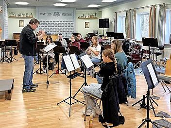 Marco Pflitzner unterrichtete die Musikerinnen beim „Holz“.