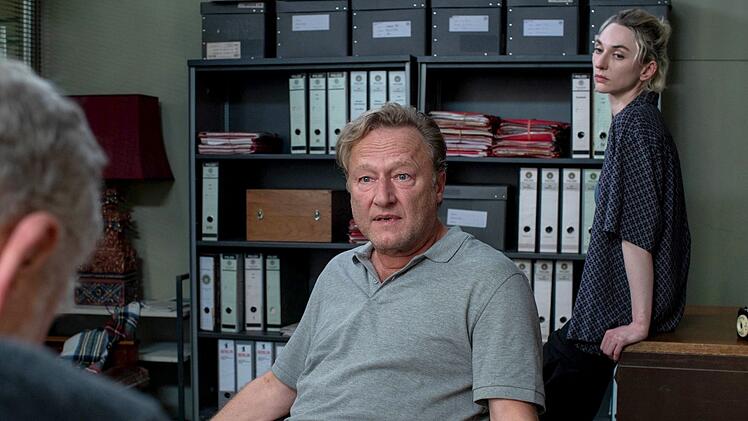 Das Vater-Tochter-Duo Philip (Walter Sittler, links) und Elisa Nabrow (Hannah Ehrlichmann) hat den Polizisten Hartmut Jenke (Rainer Wöss) im Visier. Der gibt zwar Drogengeschäfte zu, beharrt aber darauf, kein Mörder zu sein.