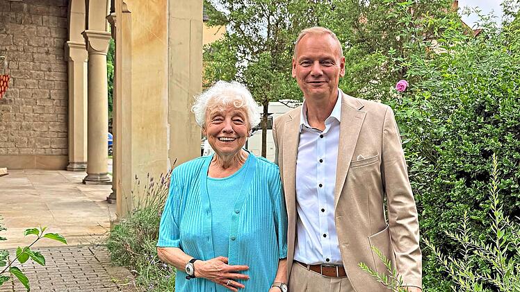 Elisabeth Raudszus feierte k&uuml;rzlich in Ha&szlig;furt ihren 95. Geburtstag. Zu den Gratulanten z&auml;hlte auch B&uuml;rgermeister Michael Schlegelmilch. Christian Licha