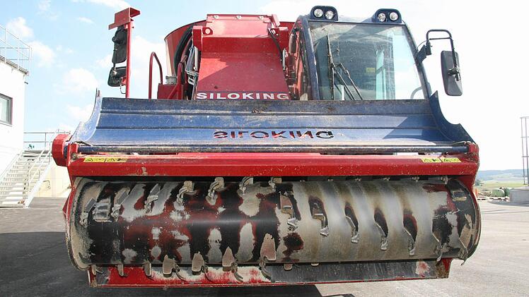 Der gigantische Siloking wiegt die Anteile an Gras- und Maissilage ab - Pferde-, Schweine-, Hühnermist und Gülle kommen dazu. Der Anteil der verschiedenen Substanzen sollte immer gleich bleiben, denn die Menge und Qualität des Biogases hängt vom eingesetzten Substrat ab.