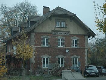Das alte Bahnhofsgebäude in Maroldsweisach befindet sich heute im Besitz der Marktgemeinde Maroldsweisach. In dem Gebäude wurden Wohnungen eingebaut, die künftig vom Nahwärmenetz "Vorstadtstraße Maroldsweisach" mit Wärme beliefert werden sollen. Foto: Gerhard Schmidt