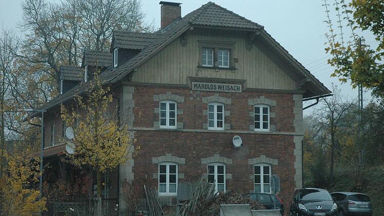 Das alte Bahnhofsgebäude in Maroldsweisach befindet sich heute im Besitz der Marktgemeinde Maroldsweisach. In dem Gebäude wurden Wohnungen eingebaut, die künftig vom Nahwärmenetz "Vorstadtstraße Maroldsweisach" mit Wärme beliefert werden sollen. Foto: Gerhard Schmidt