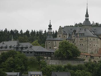 Ins Burghotel (links Mitte) der Burg Lauenstein soll wieder Leben einziehen.  Foto: Archiv