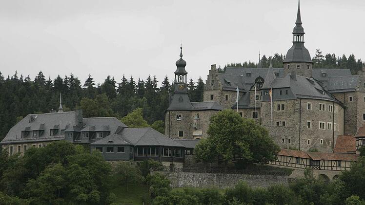 Ins Burghotel (links Mitte) der Burg Lauenstein soll wieder Leben einziehen.  Foto: Archiv