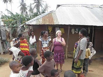 Anneliese Friedel, die Frau von Werner Friedel, im lebhaften Gespräch mit den Erzieherinnen und Kindern der Kindergärten der Pfarrei St. Paul in der tansanischen Diözese Mtwara. Die Aufnahme gibt einen Einblick in die Wohn- und Lebensverhältnisse der Einheimischen in dem afrikanischen Land.  Foto: mw