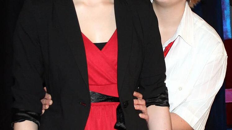 Hermia (Jennifer Straubinger, l.) ist verliebt in Lysander (Magdalena Ruppert).