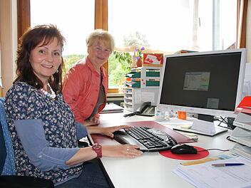Karin Seufert (links) lässt sich von ihrer Multiplen Sklerose nicht unterkriegen: Dank ihres Arbeitgebers und der Rentenversicherung kann sie ihrer Arbeit im Sekretariat der Bad Kissinger Berufsschule nachgehen. Im Hintergrund Gerda Peters von der Selbsthilfegruppe. Foto: Ralf Ruppert