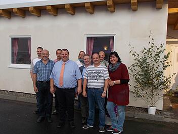 Über den neuen Gemeinschaftsraum freuen sich (vorne, von links): Alfred Schuhmann, Bürgermeister Bernold Martin, Bernd Wehner, Norbert und Claudia Kriebsch sowie (hinten) die Schondraer Marktgemeinderäte Dirk Schaab, Jürgen Metz (3. Bürgermeister), Beatrix Lieb (2. Bürgermeisterin) und Roland Wiegand. Foto: Horst Conze