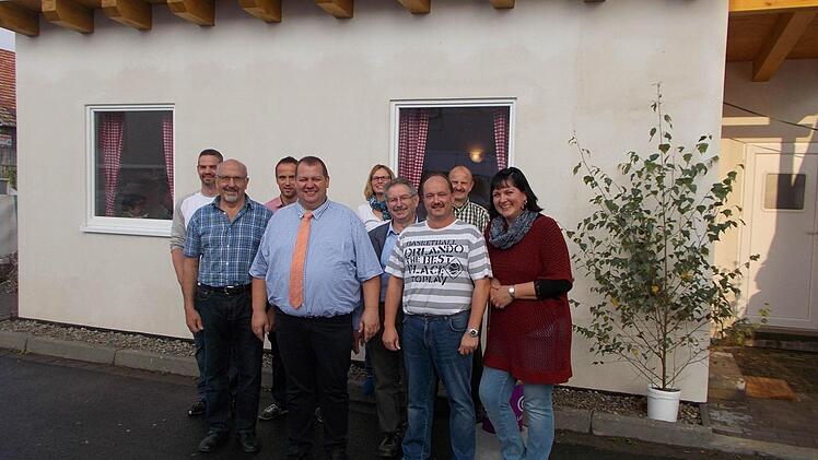 Über den neuen Gemeinschaftsraum freuen sich (vorne, von links): Alfred Schuhmann, Bürgermeister Bernold Martin, Bernd Wehner, Norbert und Claudia Kriebsch sowie (hinten) die Schondraer Marktgemeinderäte Dirk Schaab, Jürgen Metz (3. Bürgermeister), Beatrix Lieb (2. Bürgermeisterin) und Roland Wiegand. Foto: Horst Conze