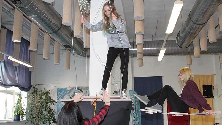 Layla Jahreis und ihre Freundin Emelie Beitlich (rechts) haben den Parcours geschafft. Foto: Stephan Tiroch