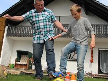 Kurze Trainingseinheit für die Kamera mit Enkel Vincent: Der frühere Kupferberger Bürgermeister Herbert Opel genießt die Freiheiten des Ruhestands. Foto: Matthias Beetz