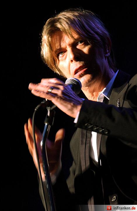 David Bowie bei einem Konzert in Norwegen, 2002. Foto: EPA/HEIKO JUNGE