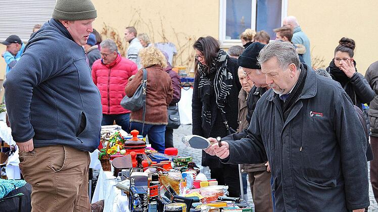 Wer sucht, der findet - an den Flohmarkt-Ständen konnte man viele interessante Sachen finden. Wer handelte, konnte den Preis drücken. Foto: Dieter Britz