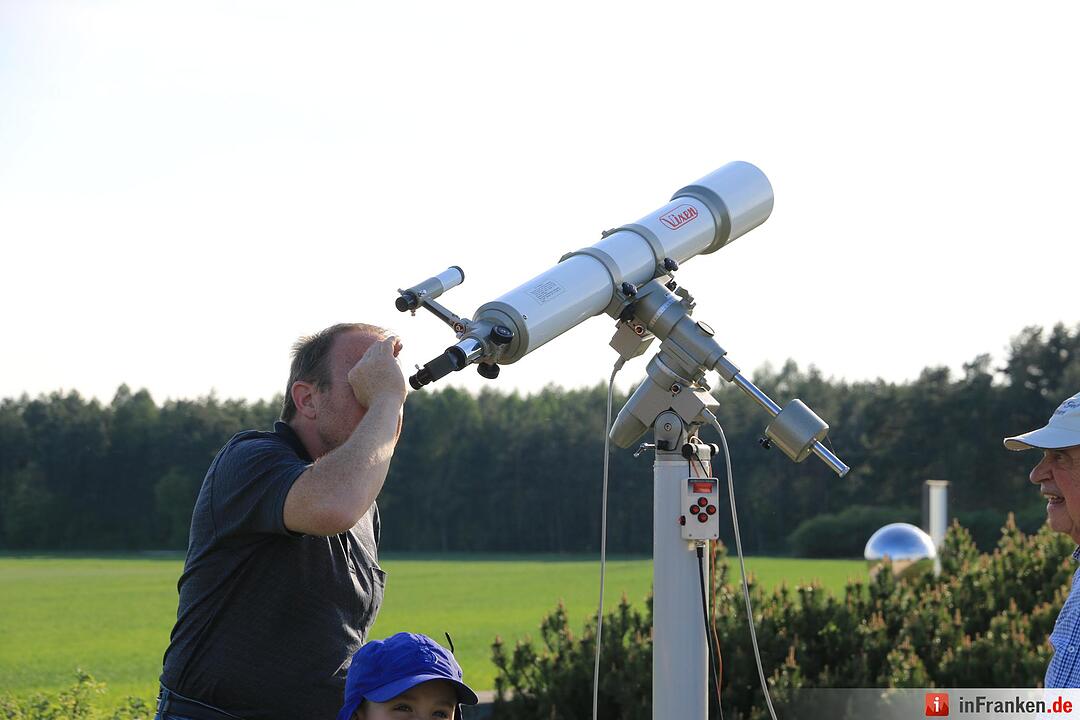 Merkur schiebt sich vor die Sonne