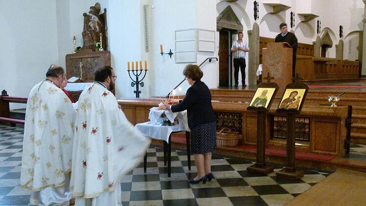 Die neuen Ikonen wurden im Gottesdienst geweiht und von den Gläubigen verehrt.Foto: Marion Krüger-Hundrup