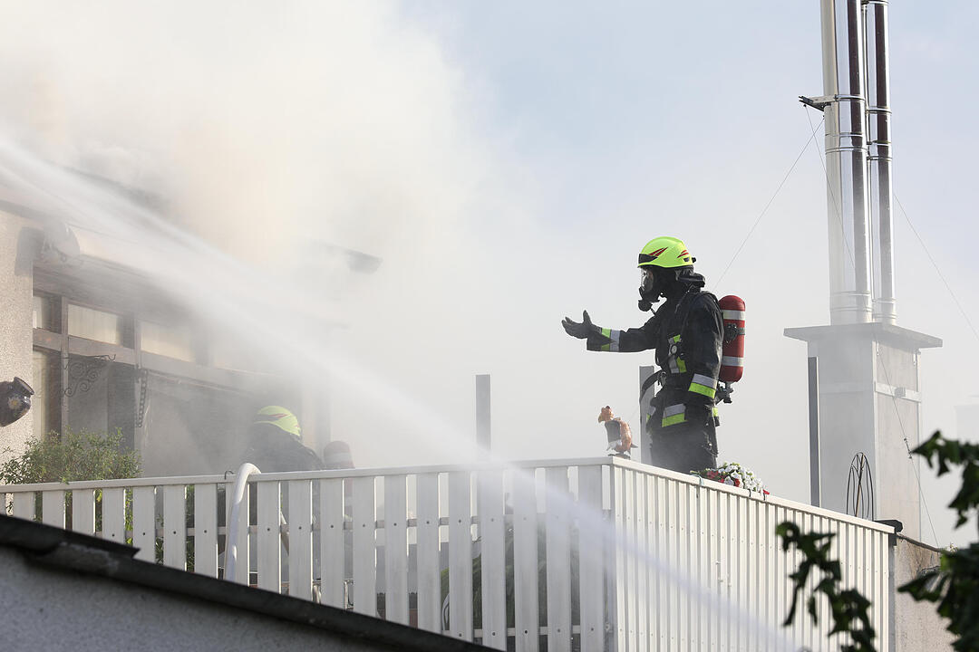 Hocher Schaden bei Brand in zwei Doppelhaushälften in Roth