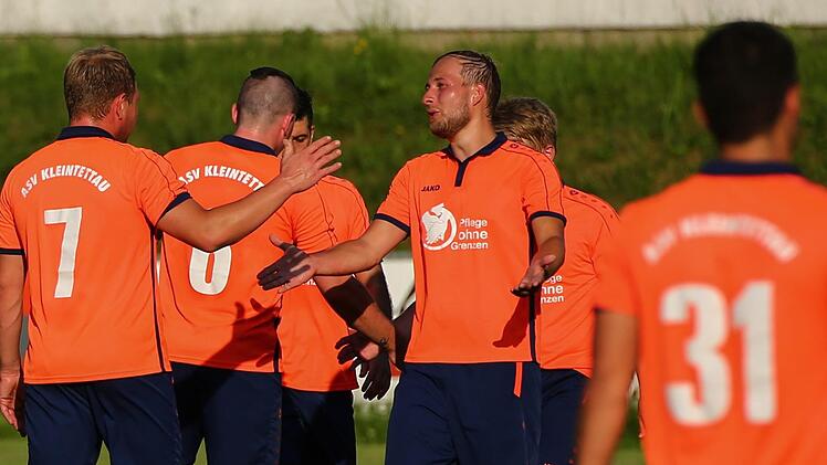 Über Tore konnten sich die Spieler des ASV Kleintettau in dieser Serie schon sehr häufig freuen, so auch im Pokal beim 2:0-Sieg in Ludwigsstadt, als einmal mehr Andreas Böhnlein (rechts) traf. Ist er auch e gegen den FC Mitwitz erfolgreich? Foto: Heinrich Weiß