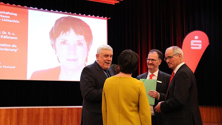 Margot Käßmann im Gespräch mit (von links) OB Norbert Tessmer und den Sparkassen-Vorständen Martin Faber und Roland Vogel.Ulrike Nauer