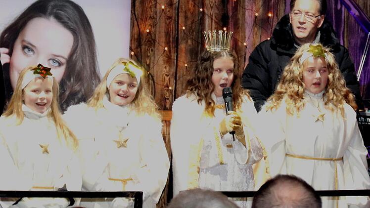 Bürgermeister Karsten Fischkal mit Christkind Mia (zweite v. r.) und Engeln Vera, Lina und Anna (v.l.) bei der Begrüßung der Gäste der Adelsdorfer Schlossweihnacht 2017