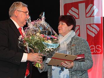 Diözesan-Caritasdirektor Gerhard Öhlein überreichte Maria Wiehle zum Abschied Blumen und Geschenk                                          Fotos: Popp