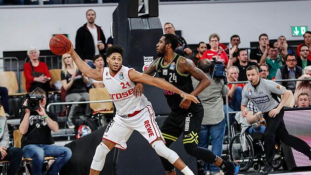 Der &uuml;berragende Augustine Rubit &uuml;berlegt, ob er den Ball weiterspielen oder gegen den Bayreuther De'Mon Brooks zum Korb ziehen soll. Fotos: Daniel L&ouml;b