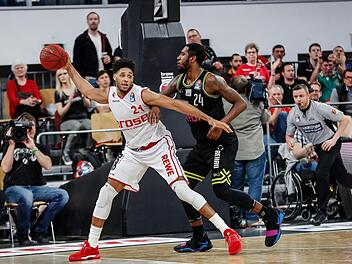 Der überragende Augustine Rubit überlegt, ob er den Ball weiterspielen oder gegen den Bayreuther De'Mon Brooks zum Korb ziehen soll. Fotos: Daniel Löb