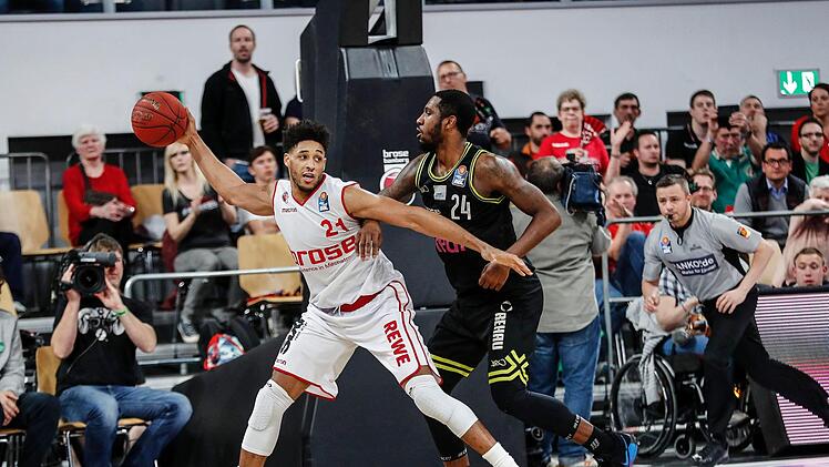 Der überragende Augustine Rubit überlegt, ob er den Ball weiterspielen oder gegen den Bayreuther De'Mon Brooks zum Korb ziehen soll. Fotos: Daniel Löb