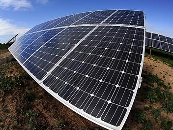 Eine Freiflächen-Photovoltaik-Anlage könnte für Kulmbach eine große Chance sein. Das meint das Energiewende-Bündnis, das seine Arbeit aus aktuellem Anlass nach Jahren der Pause wiederaufgenommen hat.  Symbolbild: Archiv/Matthias Rietschel/dapd