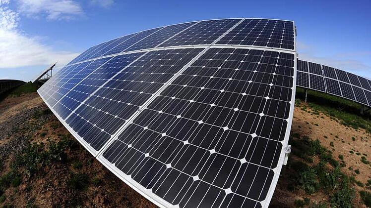 Eine Freiflächen-Photovoltaik-Anlage könnte für Kulmbach eine große Chance sein. Das meint das Energiewende-Bündnis, das seine Arbeit aus aktuellem Anlass nach Jahren der Pause wiederaufgenommen hat.  Symbolbild: Archiv/Matthias Rietschel/dapd