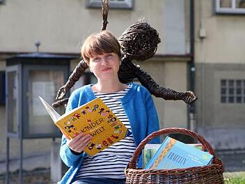 Iris Birger hat einige Lesetipps im Gepäck: Die Lichtenfelserin gibt Buchempfehlungen für Kindergartenkinder und deren Eltern.  Foto: Markus Birger