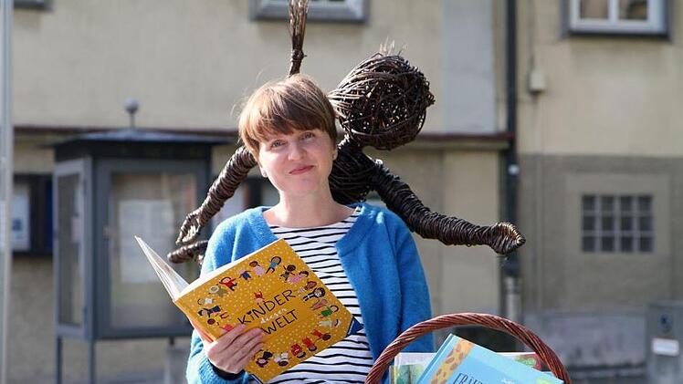 Iris Birger hat einige Lesetipps im Gepäck: Die Lichtenfelserin gibt Buchempfehlungen für Kindergartenkinder und deren Eltern.  Foto: Markus Birger