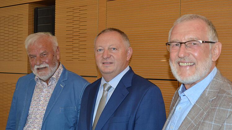 Sind künftig im Gremium nicht mehr mit von der Partie: Eugen Albert (links, Freie Wähler) und Waldemar Bug (rechts, ÖDP), zusammen mit Landrat Thomas Bold.