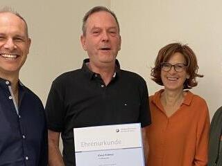 Mit einer Ehrenurkunde der Handwerkskammer für 40 Jahre Betriebstreue zur Schreinerei Back und Sohn in Reichenbach zeichneten Firmenchef Johannes Back (links), Büroleiterin Elisabeth Back und Seniorchef Werner Back (rechts) ihren Mitarbeiter Klaus...