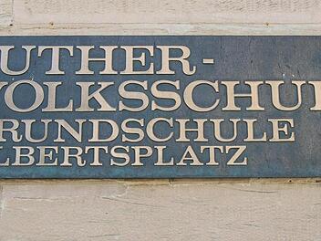 Diese Tafel an der Lutherschule wird wohl komplett geändert werden müssen - in "Luther-Grundschule (Volksschule)". Die Bürokratie will es so. Fotos: Oliver Schmidt