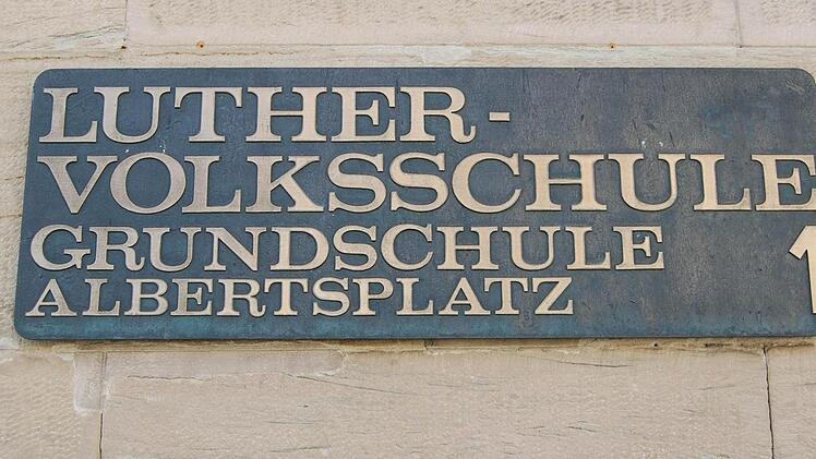 Diese Tafel an der Lutherschule wird wohl komplett geändert werden müssen - in "Luther-Grundschule (Volksschule)". Die Bürokratie will es so. Fotos: Oliver Schmidt