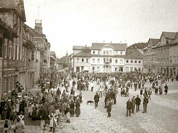 Hunderte versammelten sich am 14. November 1918 zu einer Kundgebung auf dem Neustadter Marktplatz.