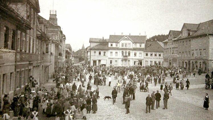 Hunderte versammelten sich am 14. November 1918 zu einer Kundgebung auf dem Neustadter Marktplatz.