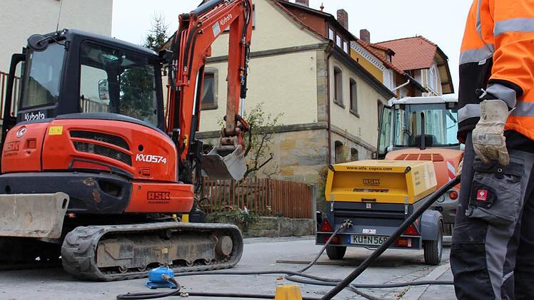 Voll gesperrt ist derzeit die Kulmbacher Straße in Thurnau für Bauarbeiten am Gasnetz. Foto: Katharina Müller-Sanke