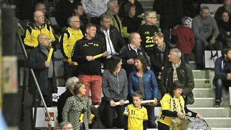 Die mitgereisten HSC-Fans waren sich relativ schnell sicher, dass in Hildesheim nichts anbrennt. Angeführt von Karl-Heinz Stammberger (rechts oben mit schwarzem T-Shirt und Brille) sowie Rudi Luther (links daneber) nahmen die Treuen die Reisestrapazen wieder in Kauf - mit Erfolg! Fotos: Iris Bilek